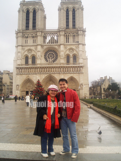 NSND Ngọc Giàu và nghệ sĩ Anh Vũ tại Nhà thờ Đức Bà Paris - Pháp