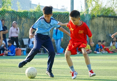 Các đội Trường Tiểu học Hùng Vương tranh tài để tuyển chọn các VĐV tốt cho đội bóng của trường.