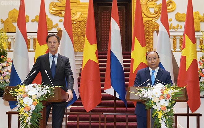 Thủ tướng Nguyễn Xuân Phúc và Thủ tướng Hà Lan Mark Rutte gặp gỡ báo chí chung sau hội đàm giữa hai bên. Ảnh: VGP/Quang Hiếu