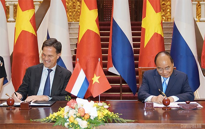 Thủ tướng Nguyễn Xuân Phúc và Thủ tướng Mark Rutte ký bản ghi nhớ giữa hai Chính phủ về hợp tác chuyển đổi nông nghiệp tại ĐBSCL. Ảnh: VGP/Quang Hiếu