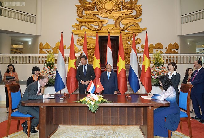 Thủ tướng Nguyễn Xuân Phúc và Thủ tướng Mark Rutte chứng kiến lễ ký kết hợp tác giữa các cơ quan, đơn vị của hai nước. Ảnh: VGP/Quang Hiếu