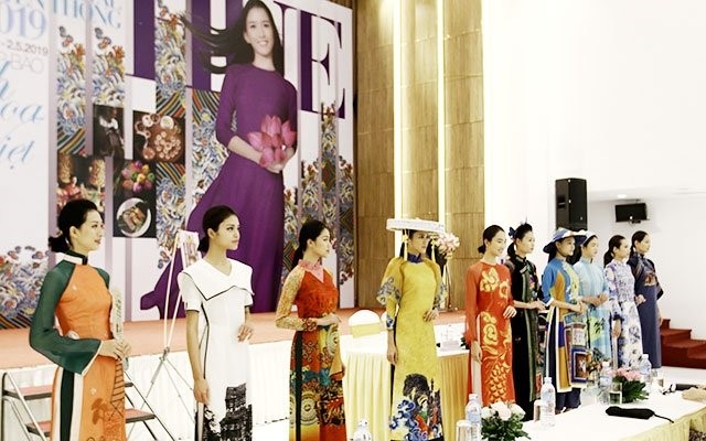 Bộ sưu tập áo dài của các nhà thiết kế dự Festival nghề truyền thống Huế lần thứ tám (2019).