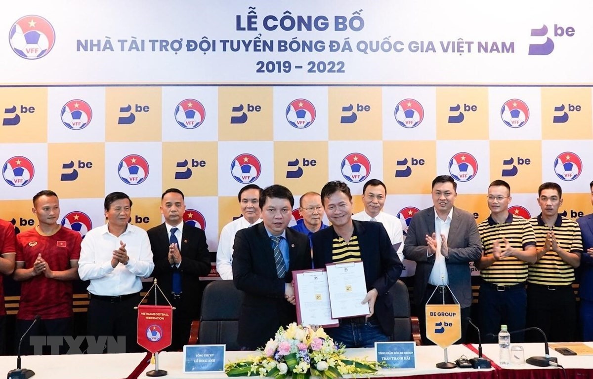 Ông Lê Hoài Anh (bên trái), Tổng thư ký liên đoàn Bóng đá Việt Nam ký biên bản tài trợ đội tuyển Việt Nam với đại diện Be Group. (Ảnh: Trọng Đạt/TTXVN)