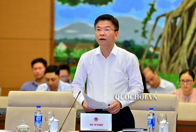 Bộ trưởng Bộ Tư pháp Lê Thành Long đọc Tờ trình của Chính phủ.