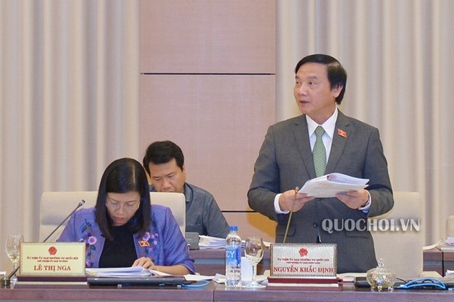 Chủ nhiệm Uỷ ban Pháp luật Nguyễn Khắc Định trình bày báo cáo thẩm tra