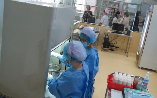 Nhân viên y tế đang tiến hành các thao tác xử lý sữa mẹ được hiến tặng