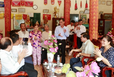 Phó Chủ tịch Thường trực UBND tỉnh- Lê Quang Trung tặng quà chúc tết chùa Phù Ly 1 và các gia đình chính sách tiêu biểu tại địa phương.