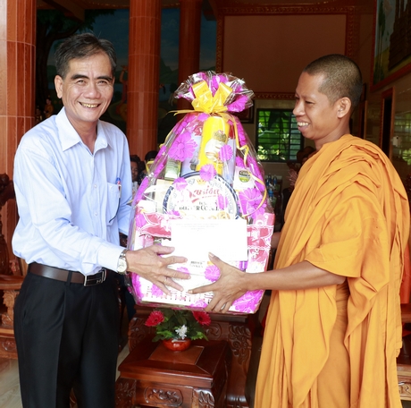 Phó Chủ tịch Thường trực UBND tỉnh- Lê Quang Trung đến thăm, chúc tết tại chùa Phù Ly 2.