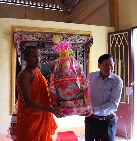 Chủ tịch UBMTTQ Việt Nam tỉnh Vĩnh Long Lê Quang Đạo chúc tết và tặng quà cho đại diện chùa Cũ (xã Hựu Thành).