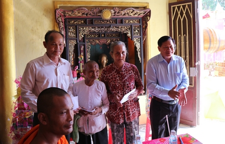 Trao quà cho gia đình chính sách, hộ Khmer có hoàn cảnh khó khăn.