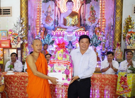 Ông Bùi Văn Nghiêm trao quà chúc tết tại chùa Hạnh phúc Tăng.