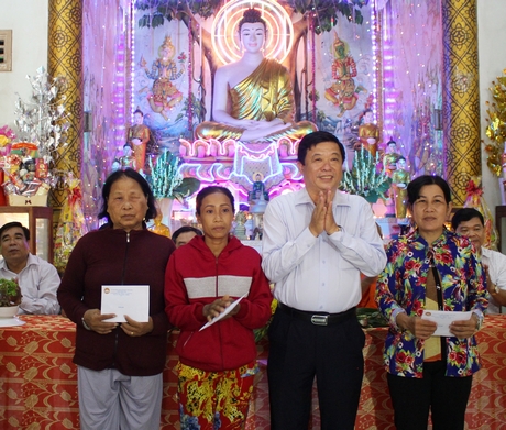 Ông Bùi Văn Nghiêm trao quà tết cho các gia đình chính sách người Khmer.