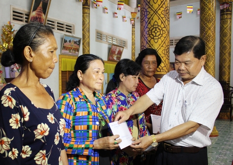 Ông Lê Văn Lập- Bí thư Huyện ủy Vũng Liêm trao tặng quà cho gia đình chính sách trong huyện.