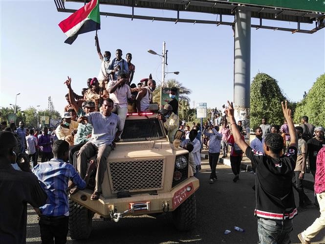 Người biểu tình tập trung tại Khartoum, Sudan, ngày 7/4/2019. Ảnh: AFP/ TTXVN
