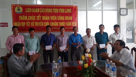 Ông Phan Văn Thành - Phó Chủ tịch Liên đoàn Lao động tỉnh trao quà cho đoàn viên người dân tộc tại TX Bình Minh.