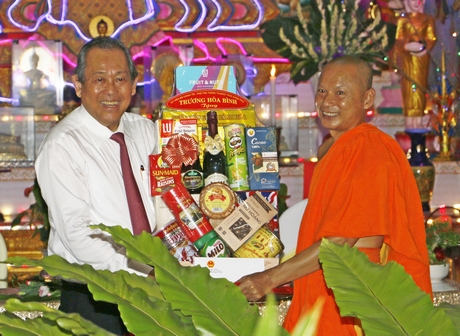 Phó Thủ tướng Thường trực Chính phủ- Trương Hòa Bình tặng quà tại chùa Hạnh Phúc Tăng.