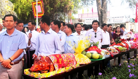 Người dân thành kính đến dâng hương ngày Giỗ Tổ tại Bảo tàng tỉnh Vĩnh Long năm 2018.