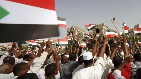Người biểu tình tập trung tại các đường phố xung quanh trụ sở của lực lượng vũ trang ở thủ đô Khartoum, Sudan.