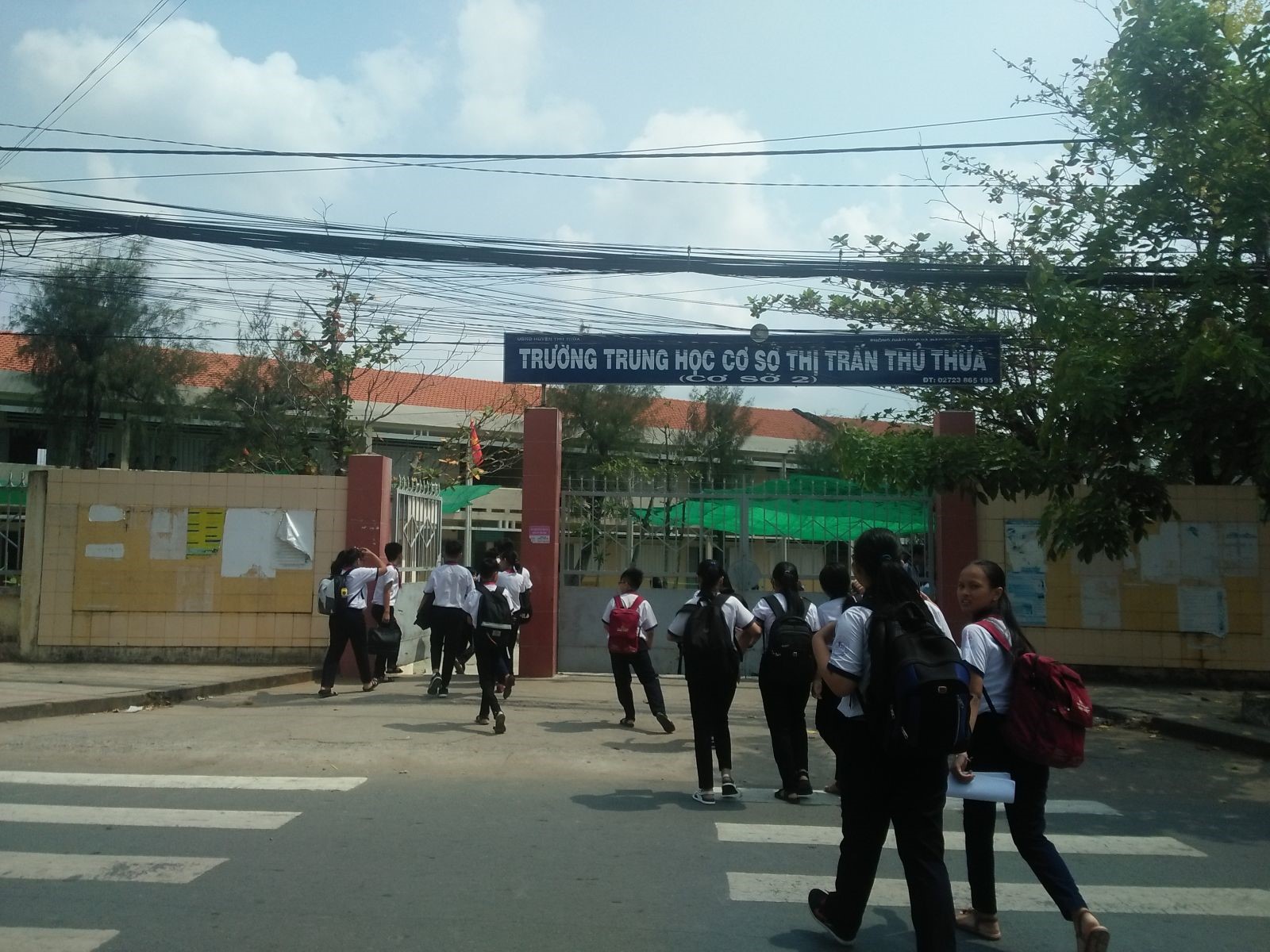 Trường THCS thị trấn Thủ Thừa nơi phát hiện hơn 20 học sinh hút chất Shisha trong lớp học