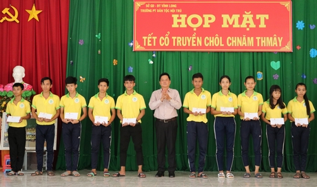 Ông Lưu Thành Công- Phó Trưởng Đoàn ĐBQH đơn vị tỉnh Vĩnh Long trao 10 suất học bổng cho học sinh có hoàn cảnh khó khăn, vươn lên trong cuộc sống.