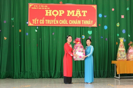 Giám đốc Sở GD- ĐT Nguyễn Thị Quyên Thanh trao quà cho tập thể nhà trường.