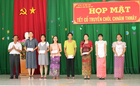 Trao quà cho cán bộ giáo viên, nhân viên là người dân tộc Khmer.
