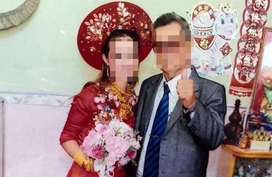 Một cô dâu ở miền Tây được người thân tặng rất nhiều vàng trong ngày cưới và đăng ảnh lên mạng xã hội. Ảnh: NGỌC TRINH