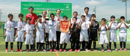 BTC trao cúp, cờ, tiền thưởng cho đội Trường TH Trần Đại Nghĩa giành chức vô địch mùa giải 2019.