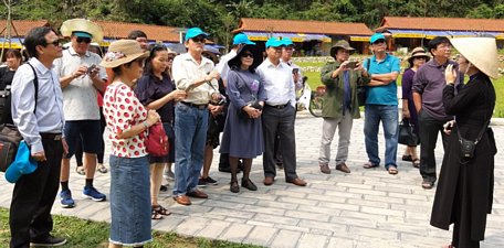 Đoàn Hội Nhà báo Việt Nam tỉnh Vĩnh Long thăm Khu di tích lịch sử Pác Bó.