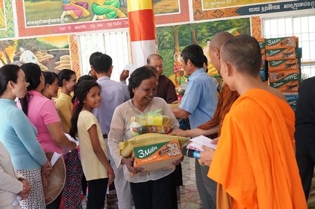 Những phần quà được trao dịp Tết Chol Chnam Thmay giúp bà con đón tết đầm ấm hơn.