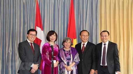  Đại sứ Việt Nam tại Thụy Sĩ Lê Linh Lan và Đại sứ Dương Chí Dũng, Trưởng Phái đoàn thường trực Việt Nam bên cạnh LHQ chụp ảnh kỷ niệm với các đại diện cộng đồng người Việt Nam tại Thụy Sĩ. (Ảnh: Hoàng Hoa/TTXVN)