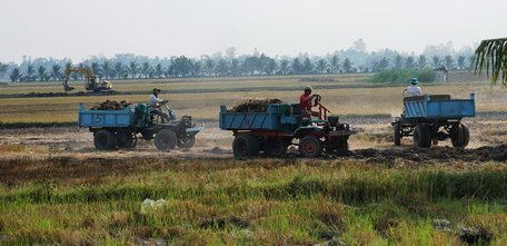 Ruộng đồng sau thu hoạch, máy móc thi nhau lấy đất mặt.
