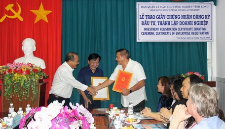 Lãnh đạo Ban Quản lý Các khu công nghiệp tỉnh trao giấy chứng nhận, con dấu và thư cảm ơn của lãnh đạo tỉnh cho chủ đầu tư dự án.