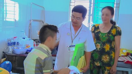 Bác sĩ thăm khám cho em Nguyễn Quốc Anh.