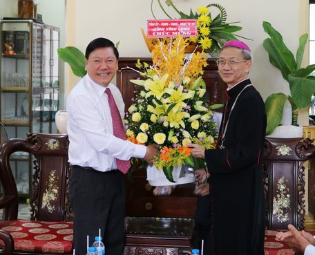Bí thư Tỉnh ủy- Trần Văn Rón tặng hoa chúc mừng Tòa Giám mục Giáo phận Vĩnh Long.