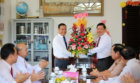 Đoàn thăm, chúc mừng Hội thánh Tin lành Việt Nam (miền Nam) tỉnh Vĩnh Long.