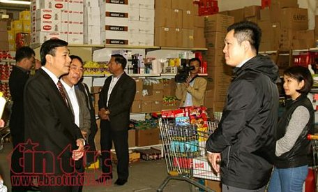Đại sứ Hồ Minh Tuấn thăm hỏi các tiểu thương ở chợ Ostrava. Ảnh tư liệu: Quang Vinh/TTXVN