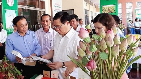 Phó Thủ tướng Vương Đình Huệ xem các sản phẩm