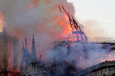 Cháy nhà thờ Đức Bà Paris hôm 15/4. Ảnh: EPA.
