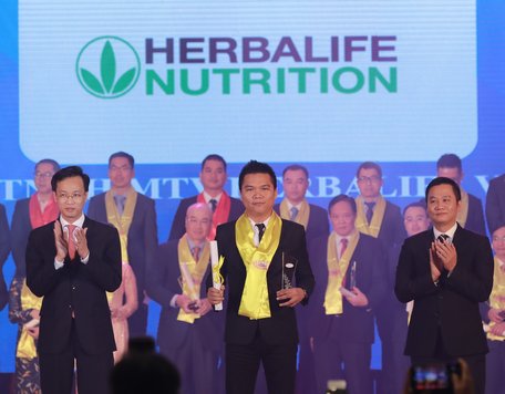 Đại diện Công ty Herbalife Việt Nam nhận giải thưởng Rồng Vàng 2019.