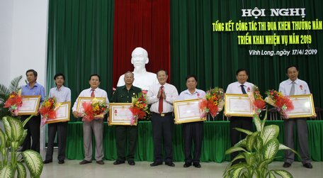 Đồng chí Nguyễn Bách Khoa- Ủy viên Thường vụ Tỉnh ủy, Trưởng Ban Tuyên giáo Tỉnh ủy trao phần thưởng của Chủ tịch nước cho các tập thể, cá nhân xuất sắc.