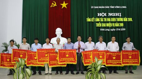 Phó Chủ tịch UBND tỉnh- Lữ Quang Ngời trao cờ cho các đơn vị dẫn đầu phong trào thi đua.