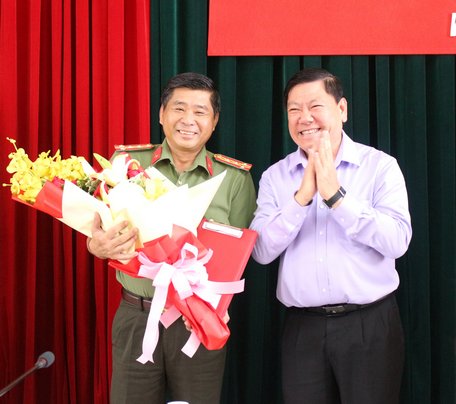 Đồng chí Trần Văn Rón- Ủy viên BCH Trung ương Đảng, Bí thư Tỉnh ủy Vĩnh Long trao quyết định cho đồng chí Nguyễn Văn Hiểu.