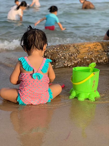 Làn da trẻ rất nhạy cảm, vì thế tránh thời điểm từ 10 giờ- 15 giờ không nên cho bé tắm biển, nên thoa kem chống nắng dành cho trẻ em trước 30 phút.
