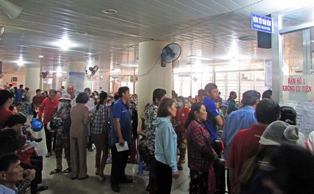 Khá đông người đến thăm khám bệnh tại Trung tâm Y tế TP Vĩnh Long.