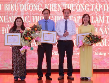 Đồng chí Trần Xuân Thiện- Bí thư Đảng ủy Khối Doanh nghiệp tỉnh trao giấy khen cho các tập thể đạt giải nhất, nhì, ba.