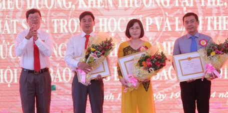 Đồng chí Nguyễn Văn Săn- Phó Trưởng Ban Tuyên giáo Tỉnh ủy  trao giấy khen cho các cá nhân đạt giải nhất, nhì, ba.