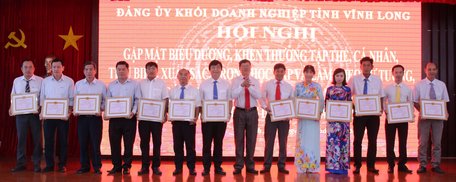 Đồng chí Nguyễn Văn Săn- Phó Trưởng Ban Tuyên giáo Tỉnh ủy trao giấy khen cho các tập thể tiêu biểu xuất sắc.