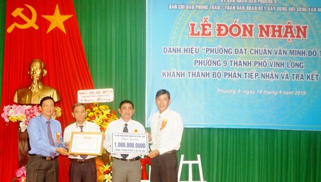 Lãnh đạo TP Vĩnh Long trao bằng công nhận và khen thưởng công trình phúc lợi 1 tỷ đồng cho lãnh đạo UBND Phường 9.