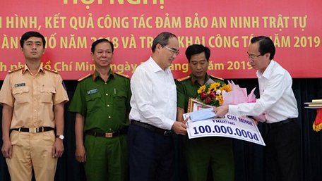 Bí thư Thành ủy TPHCM Nguyễn Thiện Nhân và Phó Chủ tịch UBND TPHCM Lê Thanh Liêm khen thưởng các đơn vị tham gia phá đại án ma túy. Ảnh: VIỆT DŨNG